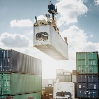 Container mit einem Krahn.