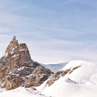 Verschneite Berge im Alpenraum