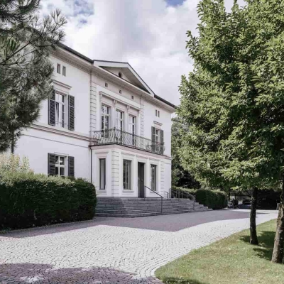 Außenansicht der BTV Bank Filiale Feldkirch in der Bahnhofstraße 8