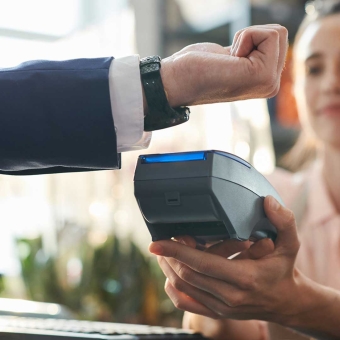 Mann bezahlt mit Smartwatch an Kartenterminal