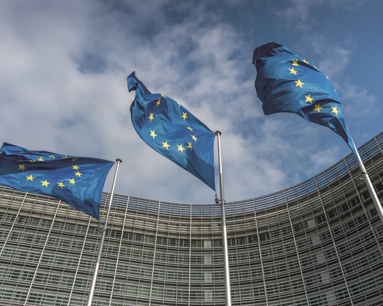 3 Europaflaggen vor einem Hochhaus