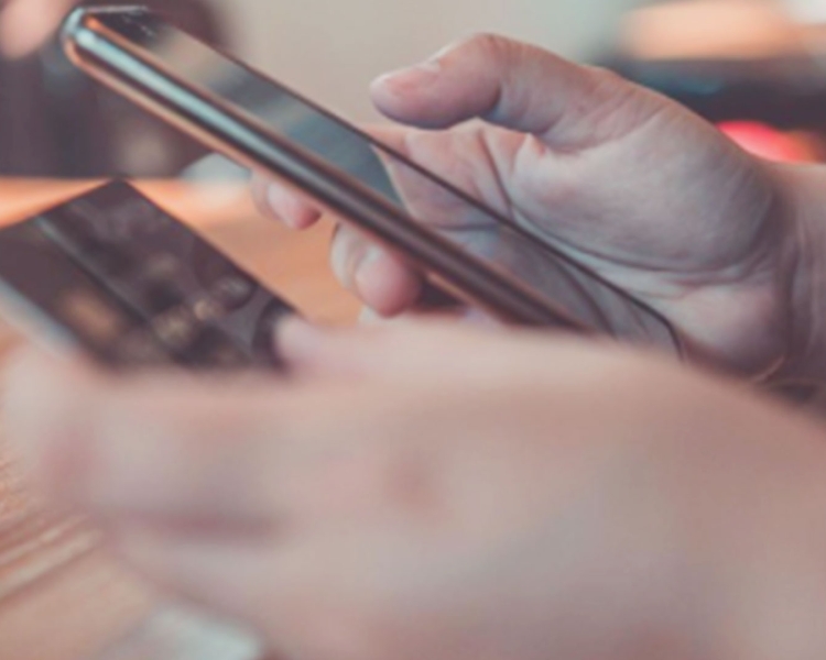 Ein Mann bedient sein Smartphone