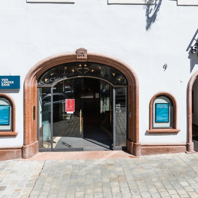 Außenansicht der BTV Bank Filiale in Kitzbühel mit der Adresse Vorderstadt 9, neben dem Eingang befindet sich ein Bankomat
