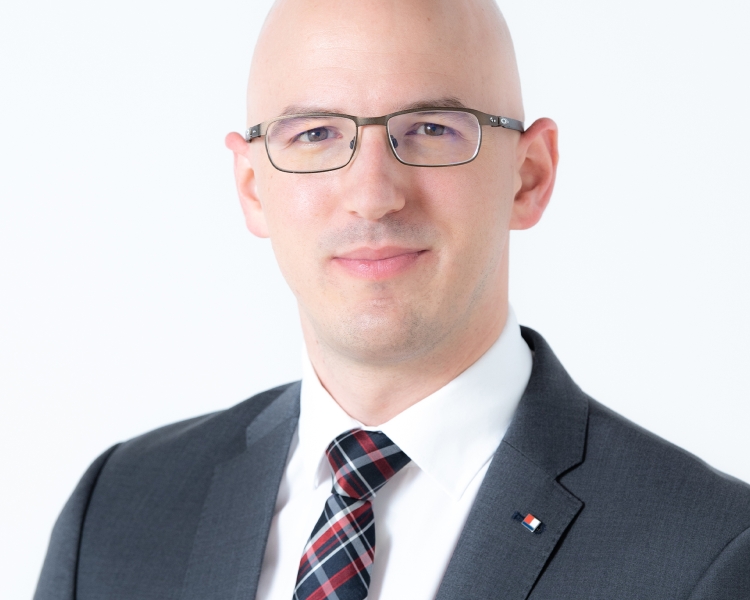 Ein Mann in einem grauen Anzug