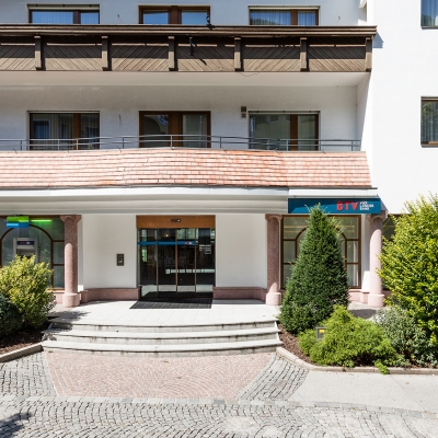 Außenansicht der BTV Bank Filiale in Mayrhofen in der Hauptstraße 440 mit Bankomat links neben der Eingangstür