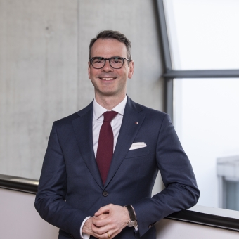 Mann im blauen Anzug mit roter Krawatte