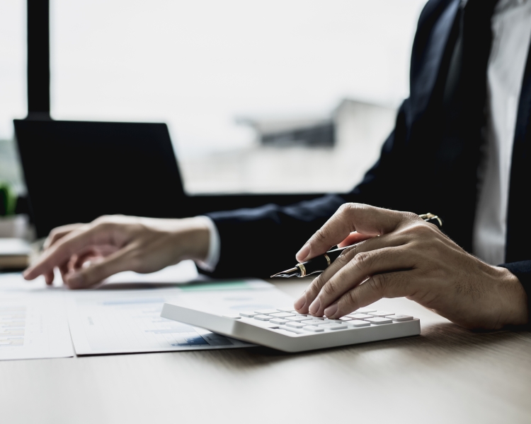 Eine Person benutzt einen Taschenrechner