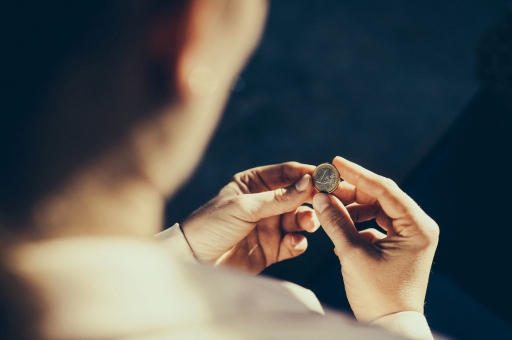 Eine Frau betrachtet eine Münze