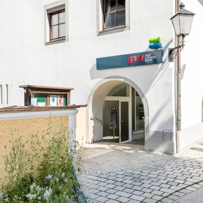 Außenansicht der BTV Bank Filiale in St. Johann in Tirol in der Dechant-Wieshoferstraße 7 mit Bankomat links vom Eingang