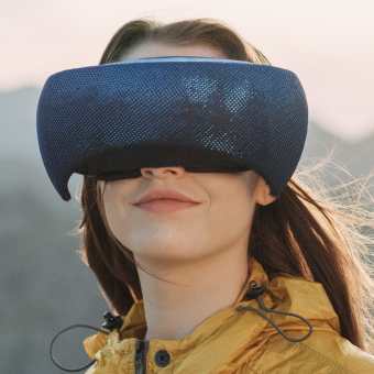 Eine Frau trägt eine VR-Brille