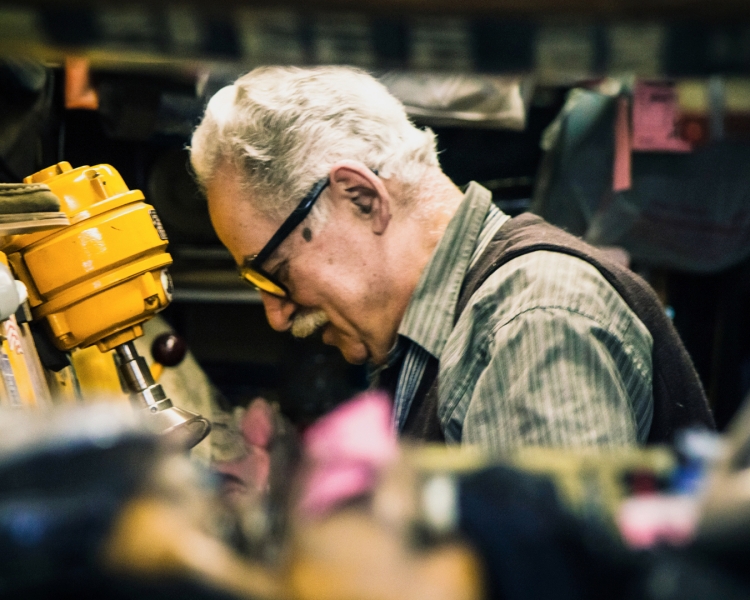 Ein Mann arbeitet in seiner Werkstatt