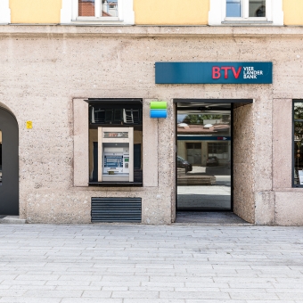 Außenansicht der BTV Bank Filiale Wilten in der Leopoldstraße 31 in Innsbruck mit Bankomat neben der Eingangstür