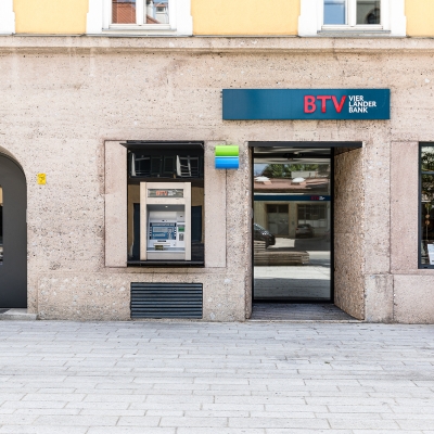 Außenansicht der BTV Bank Filiale Wilten in der Leopoldstraße 31 in Innsbruck mit Bankomat neben der Eingangstür