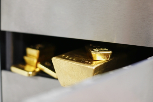 Goldbarren sind in einem Schließfach zu sehen