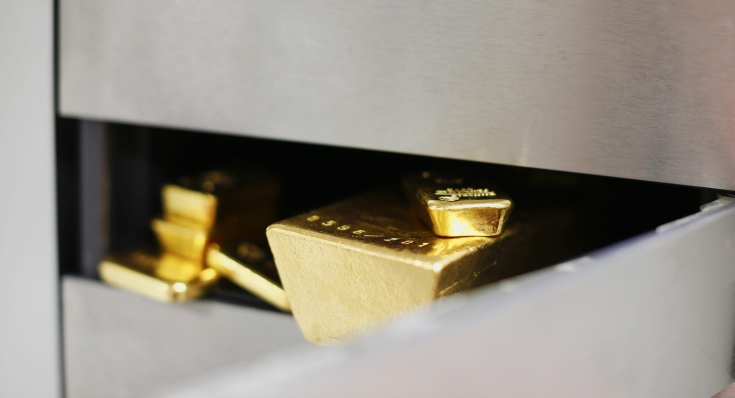 Goldbarren sind in einem Schließfach zu sehen