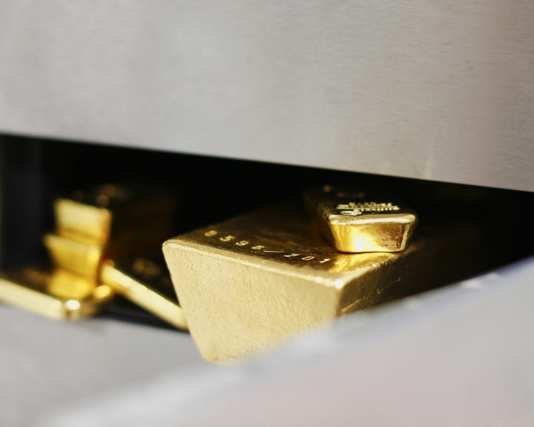 Goldbarren sind in einem Schließfach zu sehen