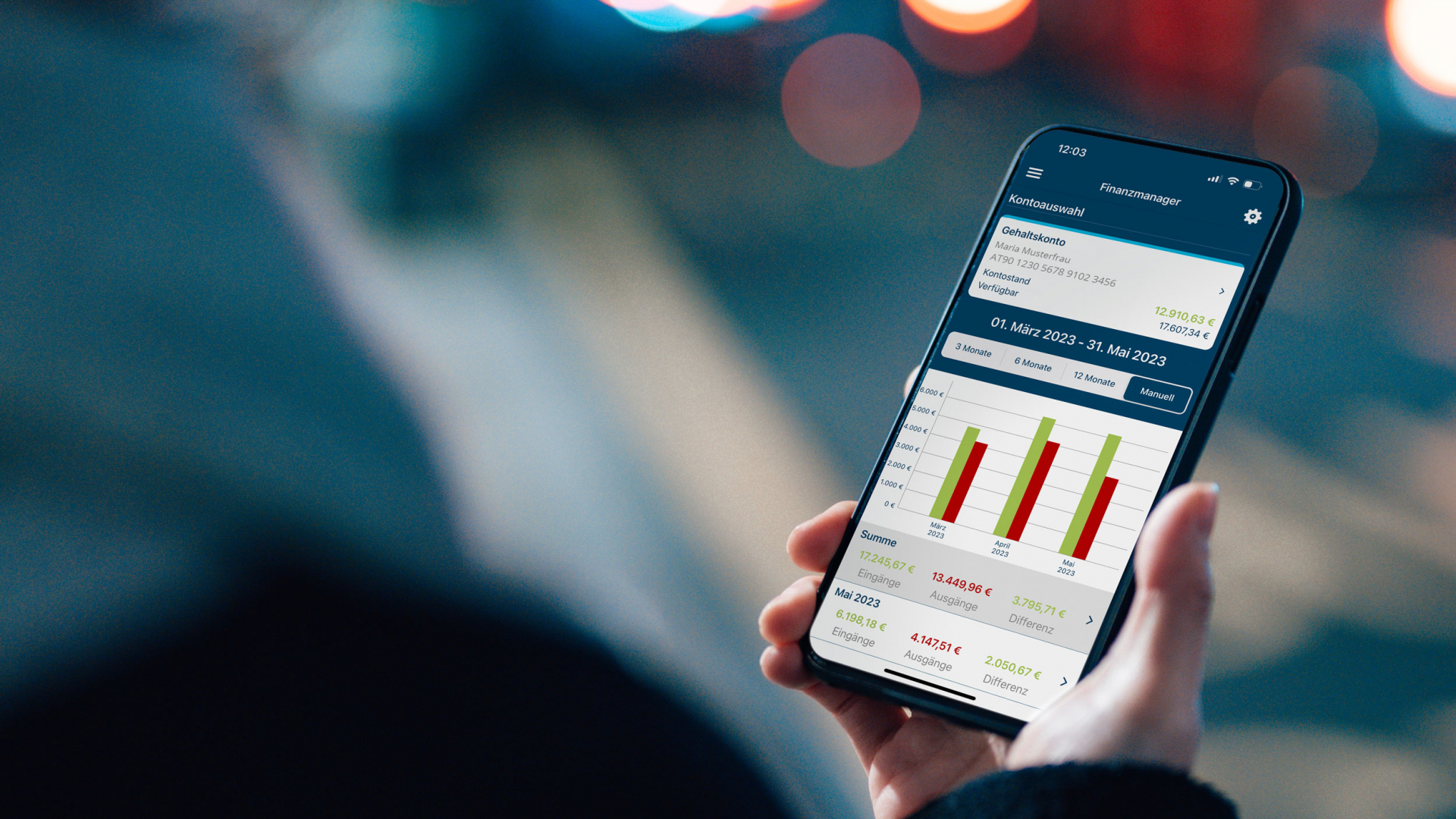 Ein Mann steht neben der Straße und blickt auf sein Smartphone