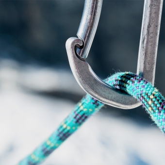 Ein Karabiner mit einem Seil