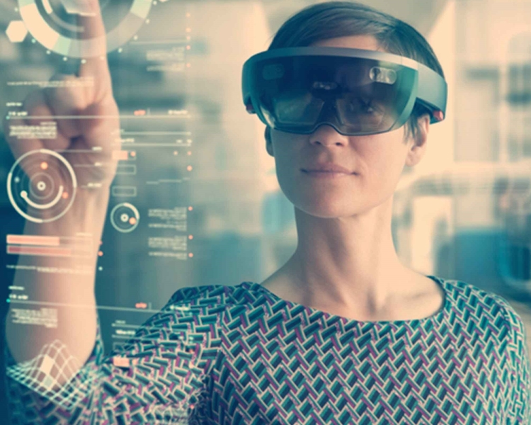 Eine Frau verwendet eine VR-Brille und gestikuliert