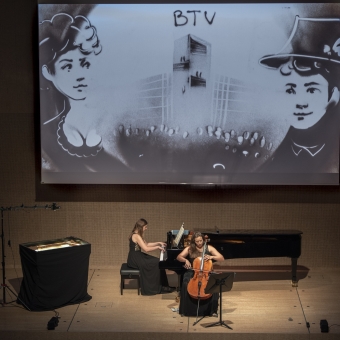 2 Personen spielen jeweils ein Instrument auf einer Bühne