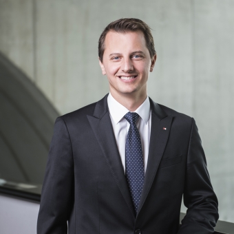 Ein Mann in einem schwarzen Anzug