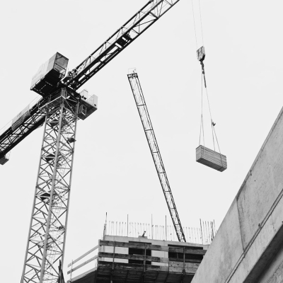 Baustelle mit Kran im Einsatz