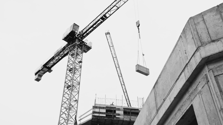 Baustelle mit Kran im Einsatz