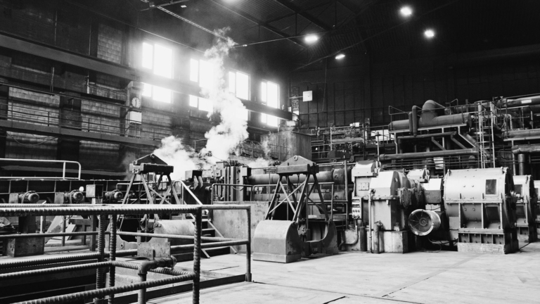 Innenansicht von Industriebetrieb mit Maschinen