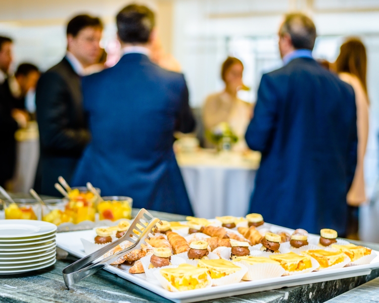 Dessertbuffet mit Personen im Hintergrund