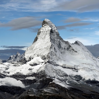 Ein schneebedeckter Berg