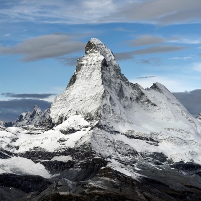 Ein schneebedeckter Berg