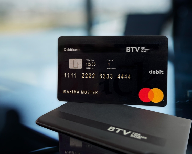 Mastercard Debitkarte BTV Black mit Hülle auf einem Tisch