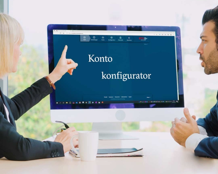 Eine Frau zeigt einem Mann den Konto Konfigurator am Computer