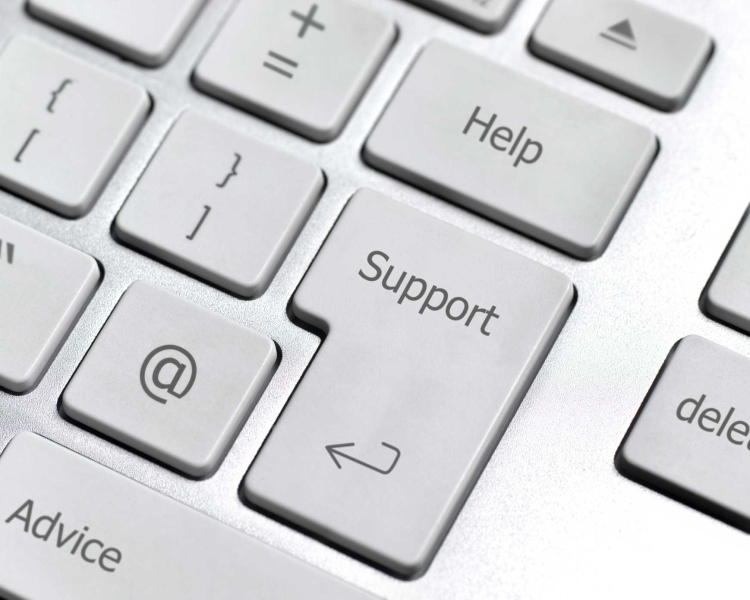 Ein Teil einer PC Tastatur mit Fokus auf der Enter Taste, welche in Support umbenannt wurde, darüber befindet sich eine Taste mit der Beschriftung Help