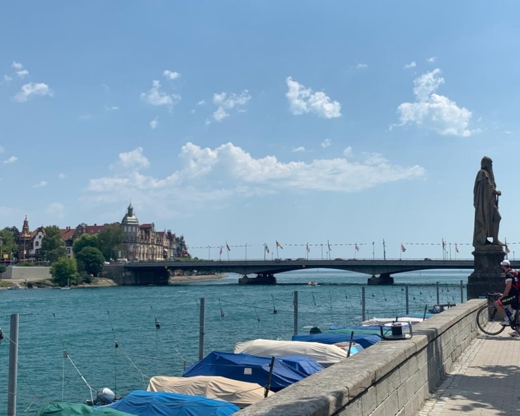 Schiffe mit einer Brücke im Hintergrund