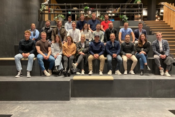Ein Gruppenfoto verschiedener Personen