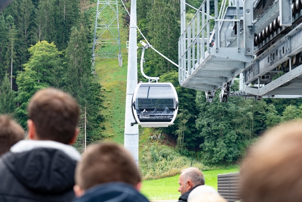 Ein Skilift im Alpengebiet