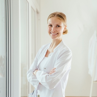 Ärztin in ihrer weißen Arbeitskleidung