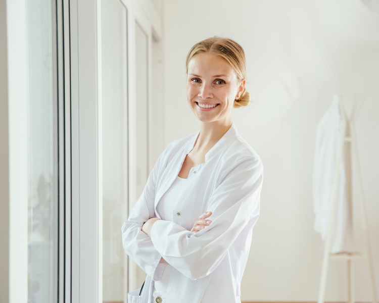Ärztin in ihrer weißen Arbeitskleidung