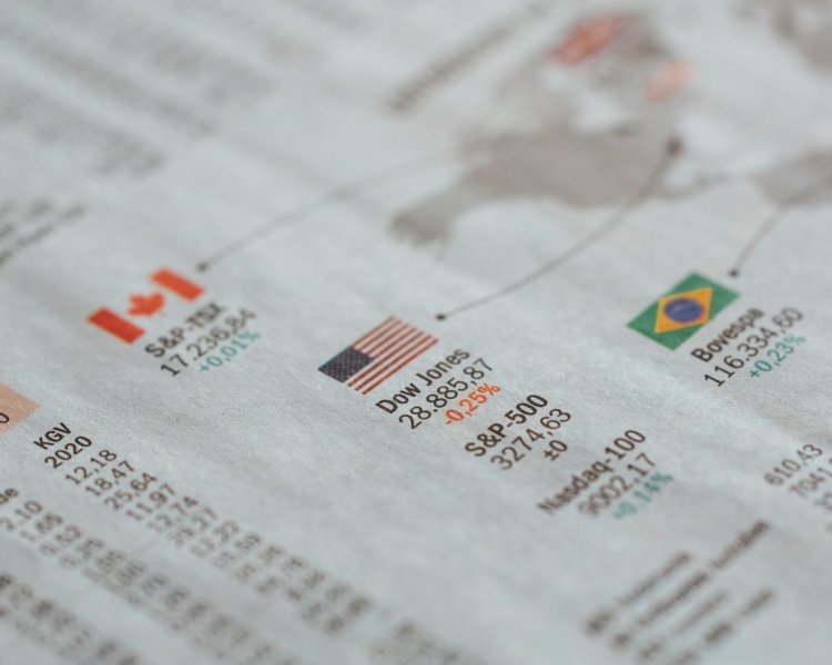 Aktien und ETF Börsen Index auf Zeitungsausschnitt
