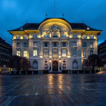 Ein altes Gebäude in weiß das beleuchtet wird