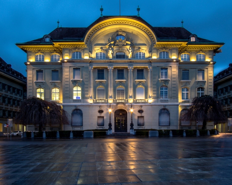 Ein altes Gebäude in weiß das beleuchtet wird