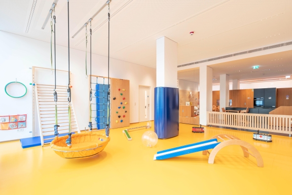 Gymnastikraum für Kinder mit diversen Geräten