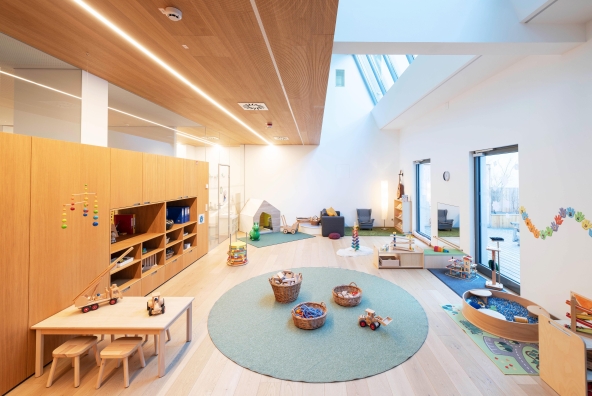 Unterschiedliche Spielsachen im Spielzimmer