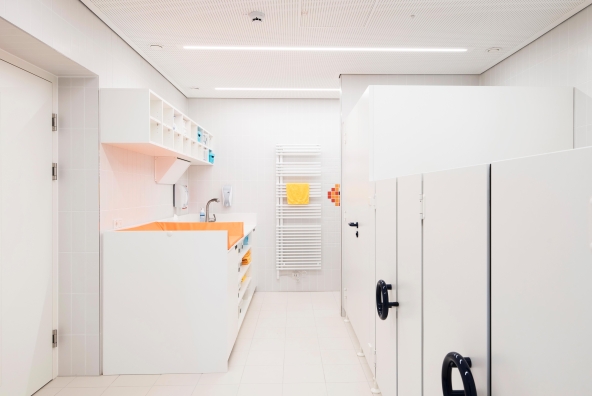 Sanitärbereich mit Wickeltisch und Toiletten