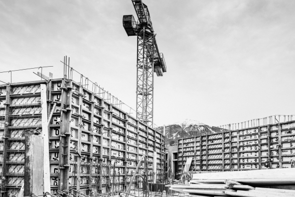 Baustelle für Wohnanlage mit Kran
