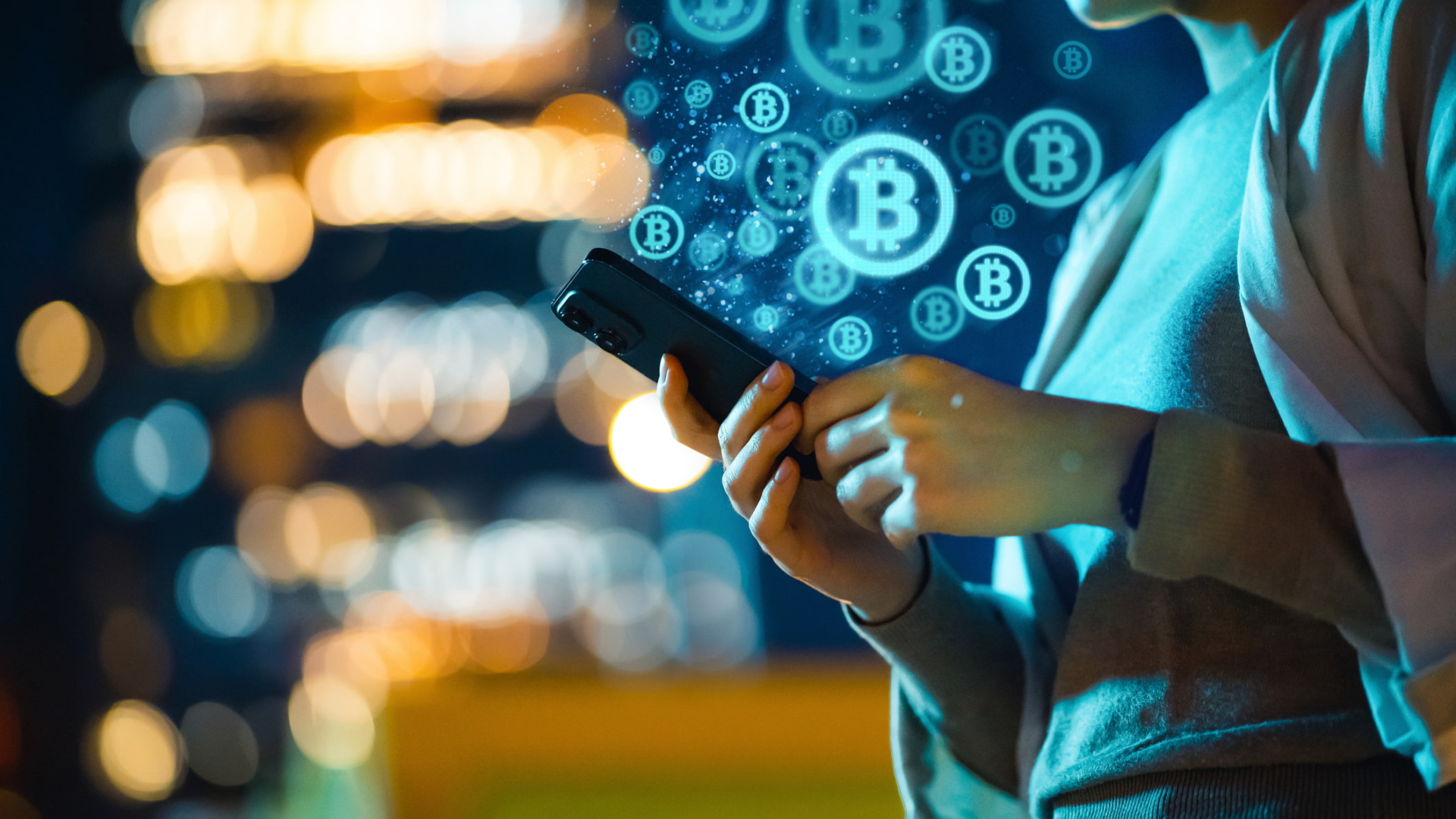 Frau lernt die Grundlagen von Kryptowährungen am Smartphone kennen