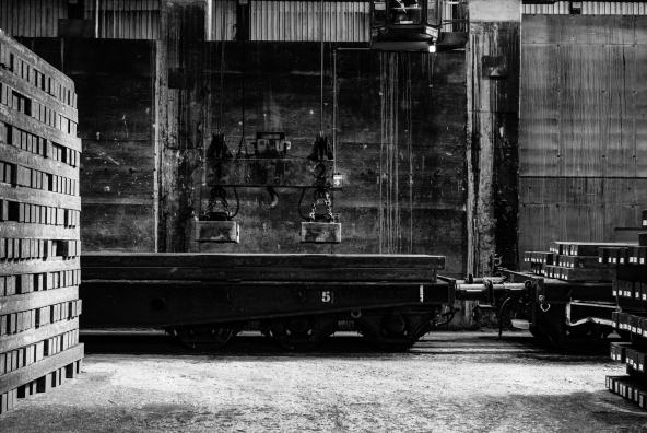 Innenansicht von Fabrik mit Transport Waggons von eigenem Zug
