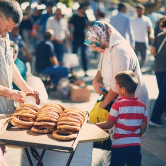 Ein Mann verkauft Brote an einem Marktstand
