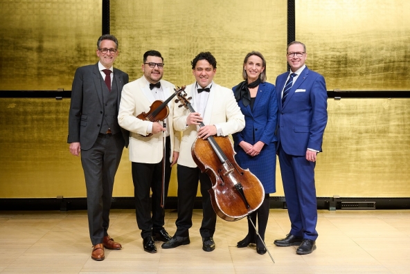 5 Personen mit 2 Instrumente